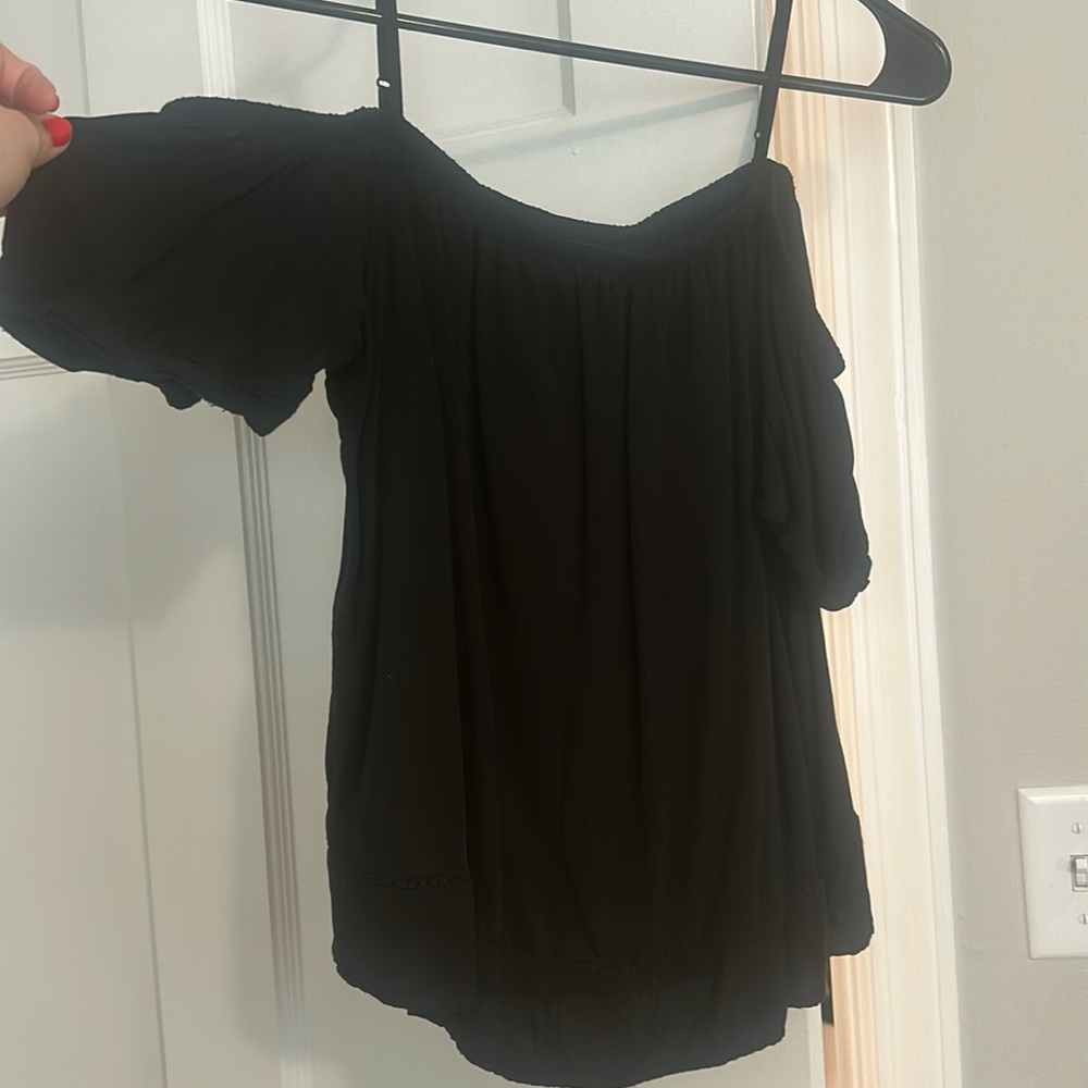 Old navy off the shoulder black shirt. Size XS. flowy fit